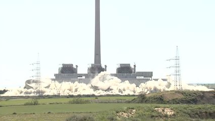 Las tres torres de la térmica de Andorra ya son historia tras su derrumbe