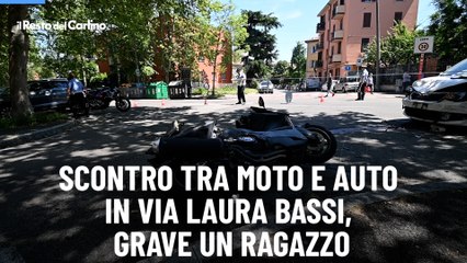 Scontro tra moto e auto in via Laura Bassi, grave un ragazzo