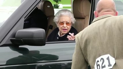 Isabel II reaparece radiante