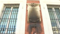 Calcinan la placa de homenaje a los héroes del Dos de Mayo en la Puerta del Sol