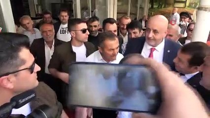 Halkın içinde prim kasan Davutoğlu’na vatandaştan görülmemiş fırça! “PKK ile yuvarlak masada oturduğunuz için tebrik ederim”