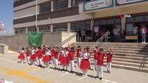 Silopi'de öğrenciler tiyatrodan kazandıkları parayla ağaç dikti