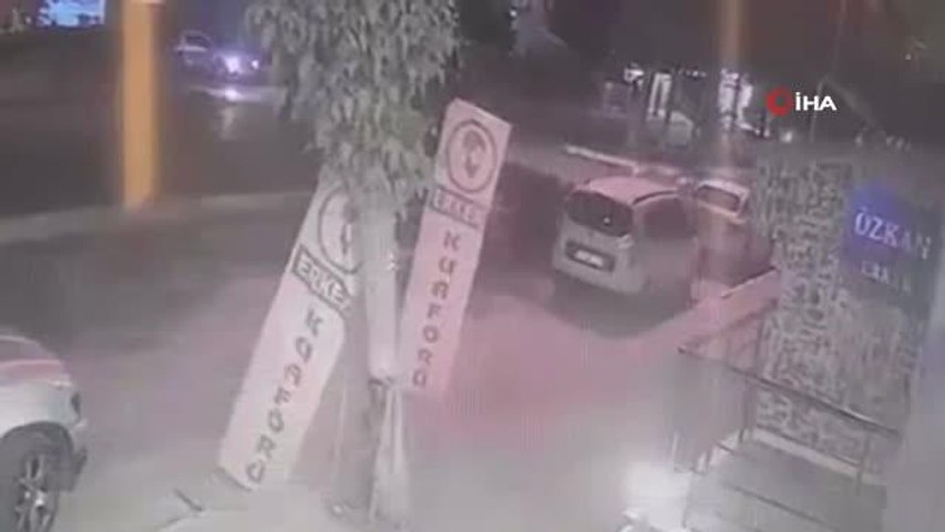 Park halindeki araca vurup böyle kaçtı - Dailymotion Video