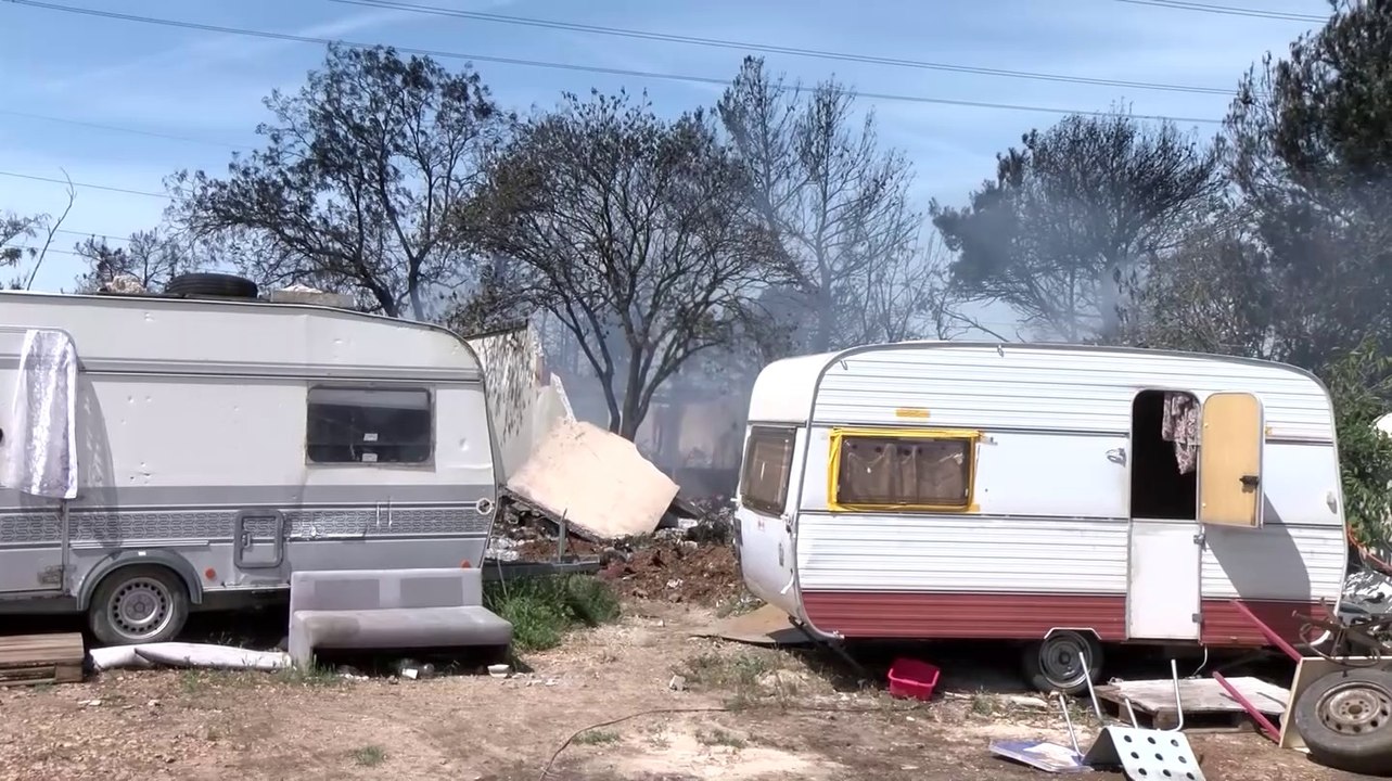 Incendie du camp de Roms de l'Arbois : sous contrôle des pompiers mais fume encore