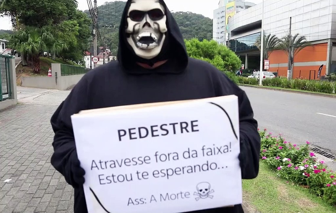 'Morte' surpreende pedestres em Blumenau e alerta para perigos no trânsito