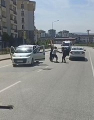 TEKME VE YUMRUKLU 'YOL VERME KAVGASI' KAMERADA