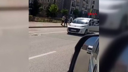 Araya çığlıklar da karıştı! Trafikte yol verme kavgası… Tekme ve yumruklar havada uçuştu