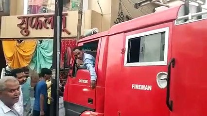 देखें Video आग बुझाने गई फायर लारी संकरी गली में फंसी