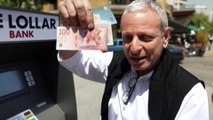 شاهد: ناشطون لبنانيون يطلقون أوراقاً نقدية وهمية تنديداً بالفساد