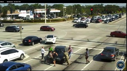 Mujer pierde la conciencia mientras conducía su automóvil