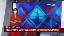 Momen Petugas Damkar Bantu Pelajar Evakuasi Uang Rp100 Ribu yang Jatuh di Gorong-gorong!