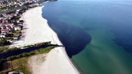 ATIKLARLA SİYAHA DÖNÜŞEN KINIKLI DERESİ MARMARA DENİZİ'NE AKIYOR