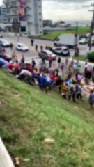 Caminhão carregado de peixes tomba na BR-101 e populares saqueiam carga