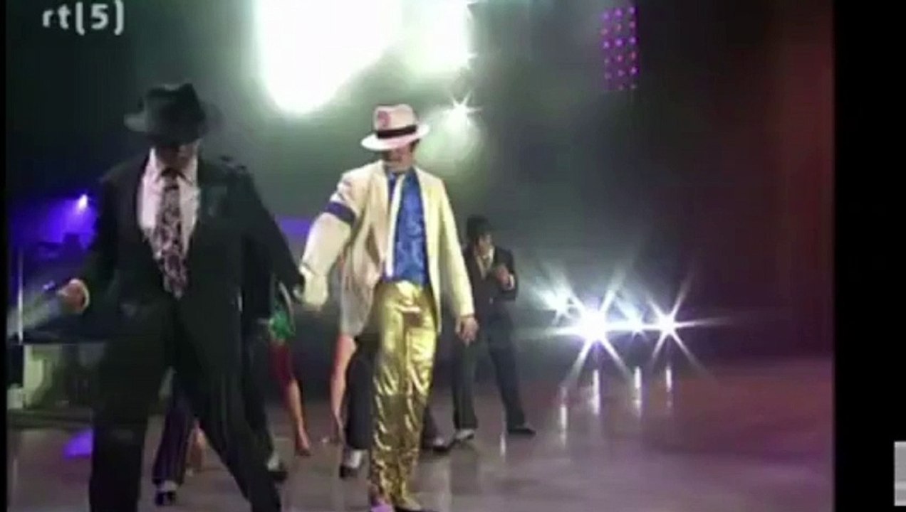 When A Crazy Dog Fan Tries To See Michael Jackson on TV LOL