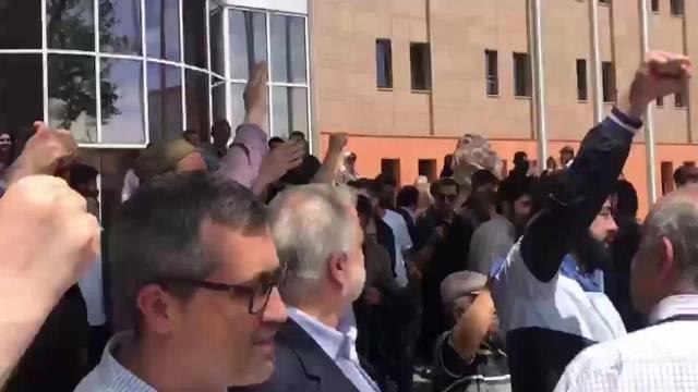 Festival Yasağını Destekleyen Bir Grup Eskişehir Büyükşehir Belediyesi Önünde Açıklama Yaptı: Gençliğin Alkol Kampanyasına Çekilmesine Karşıyız