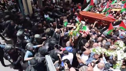 شاهد: عنف القوات الإسرائيلية وهي تهاجم حشود مشيعي جنازة أبو عاقلة وتمنع رفع اأعلام الفلسطينية