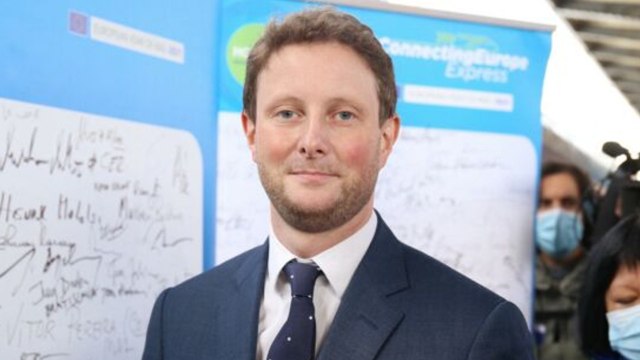 GALA VIDEO - Eurovision : ce célèbre ministre qui ne rate jamais une édition !