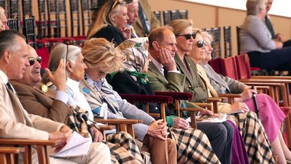 La reina Isabel II aparece sonriente en un concurso ecuestre