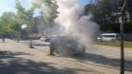 Hareket halindeki otomobilde çıkan yangını itfaiye söndürdü