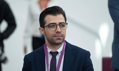 مهندس سوري يفوز بجائزة أفضل مبرمج عربي ويتبرع بنصف قيمة جائزته للأيتام السوريين