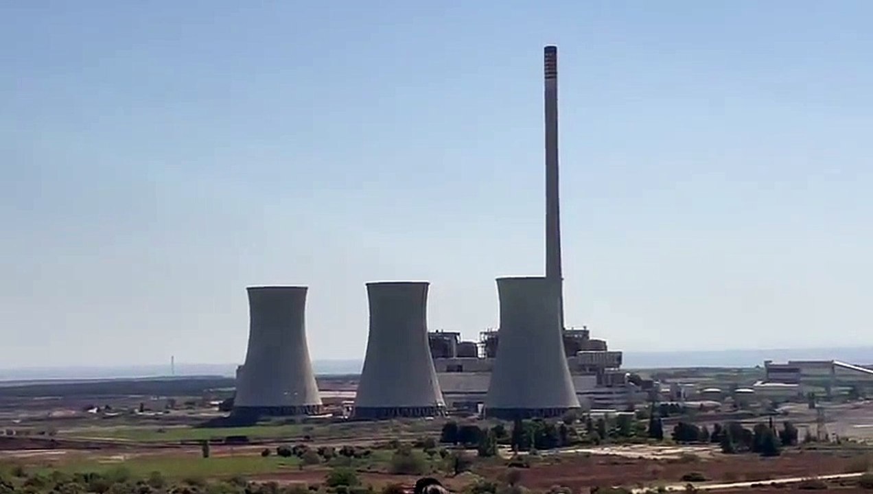Así derriban las torres de la central térmica de Andorra, en Teruel