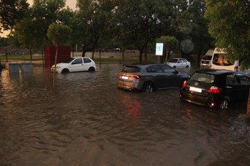 20 dakikalık sağanak Salihli'de yolları göle çevirdi
