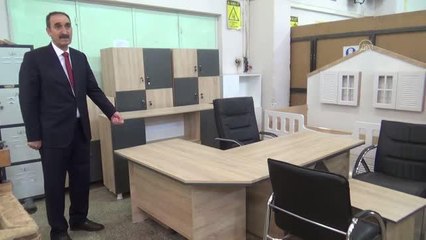 Okulların masa ve sıralarını öğrenciler üretiyor
