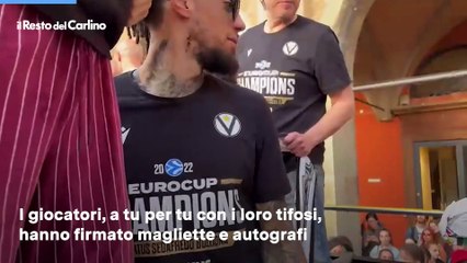 Virtus, il sogno EuroCup è realtà. La festa sul pullman della squadra