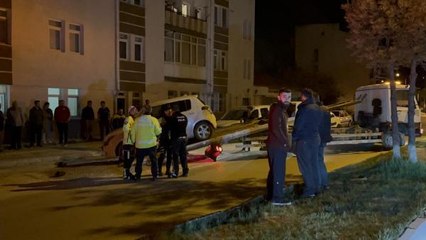 ALKOLLÜ SÜRÜCÜ, POLİSİ GÖRÜNCE TANIMADIĞI AİLENİN EVİNE GİRMEYE ÇALIŞTI