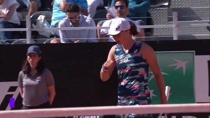 Download Video: Swiatek defeats Andreescu and extends her winning streak to 26