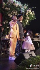 HVC bẽn lẽn khi được Ngọc Sơn giới thiệu