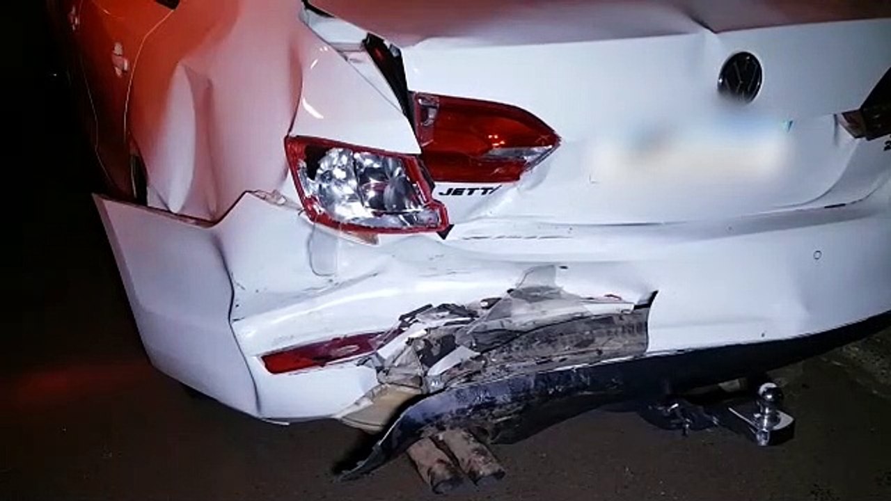 Veículos ficam bastante destruídos após forte colisão que deixou homem ferido