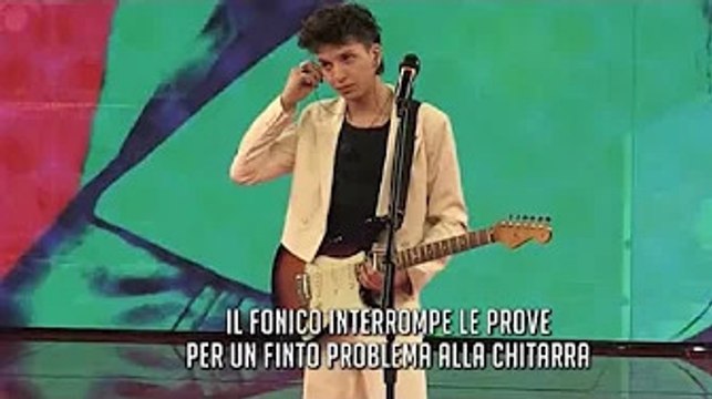 Luigi riceve la sorpresa del padre durante le finte prove in studio La sorpresa ricevuta ieri da Lui