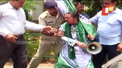 News Fuse | Odisha CM Naveen's fan jumps into drain!