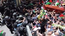 بدون تعليق: جثمان الصحافية شيرين أبو عاقلة كاد أن يسقط أرضا بسبب عنف الشرطة الإسرائيلية