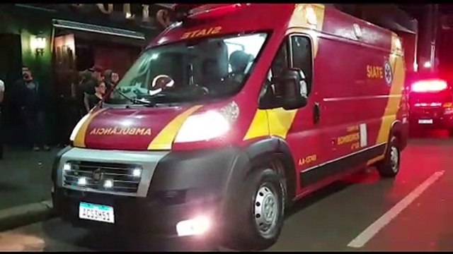 Jovem empurrado de calçada é atropelado por ônibus na Rua Paraná e fica gravemente ferido