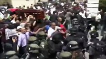 La policía israelí carga contra el cortejo fúnebre de la periodista de Al Jazeera asesinada en Cisjordania
