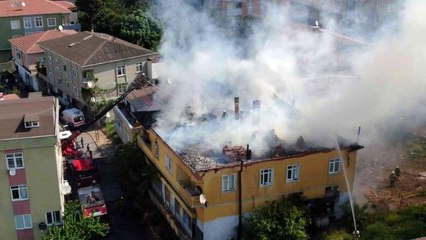 Bağcılar'da korkutan çatı yangını