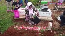 Kalina Oktarani Berziarah ke Makam Almarhumah Ibundanya