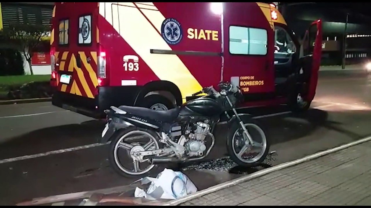 Piloto de motocicleta invade calçada e sofre queda na Av. Carlos Gomes