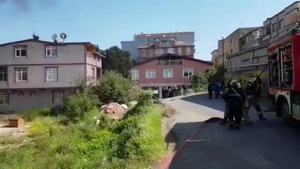 Ümraniye'de bir binanın çatı katında çıkan yangın söndürüldü