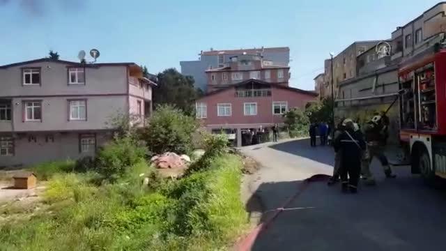 Ümraniye'de bir binanın çatı katında çıkan yangın söndürüldü