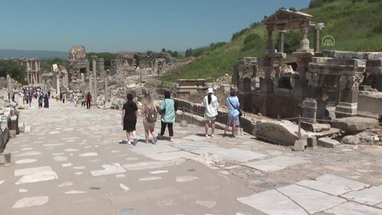 Efes Antik Kenti'nde salgının izi "kruvaziyer" dalgasıyla siliniyor