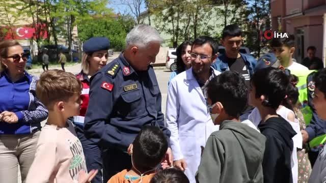 İşitme engelli öğrenciler jandarma ile doyasıya eğlendi