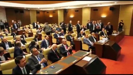 Tải video: Mansur Yavaş yolsuzlukları açıkladı AKP'li üye masayı yumrukladı