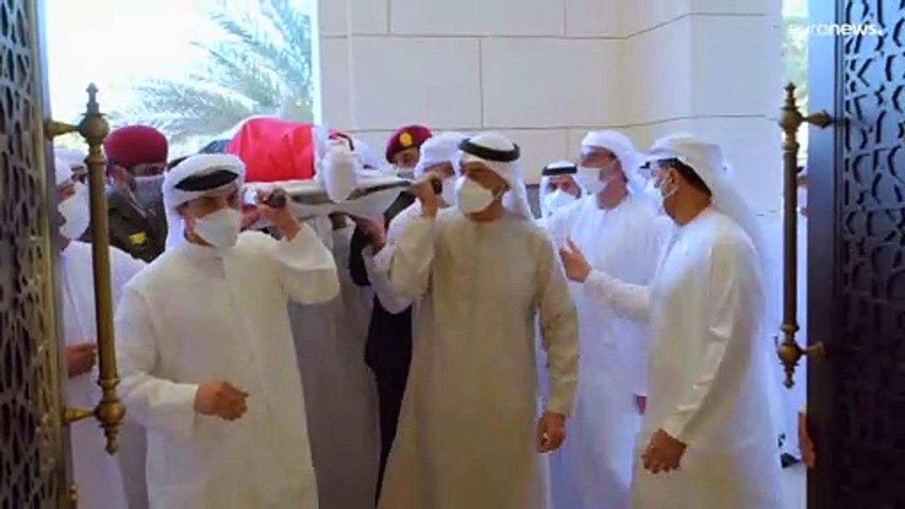شاهد: محمد بن زايد يتقدم مراسم تشييع أخيه رئيس الأمارات الراحل الشيخ خليفة بن زايد آل نهيان