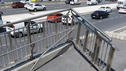 Engelli rampasının korkulukları çaldılar