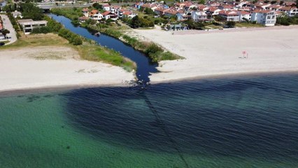Siyaha dönüşerek Marmara Denizi’ne akan Kınıklı Deresi’nde inceleme