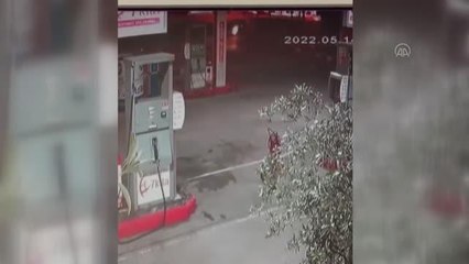 Yoldan çıkarak benzinliğe giren otomobilin sürücüsü hafif yaralandı