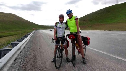 Alman iki kardeş Ukrayna için bisikletle Van'a geldi